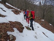 53 Calpestiamo neve nella faggeta